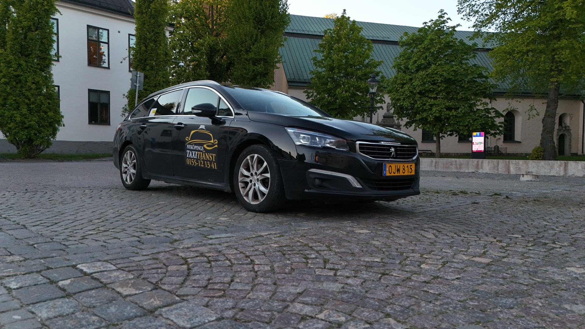 MS Taxitjänst taxibil vid Nyköpingshus