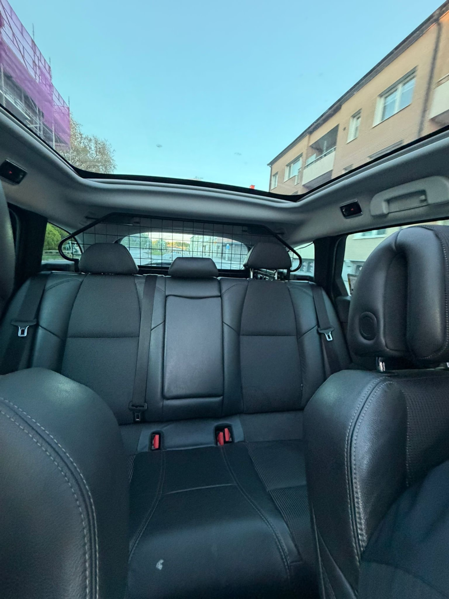 Rymligt baksäte med panoramatak i vår taxi